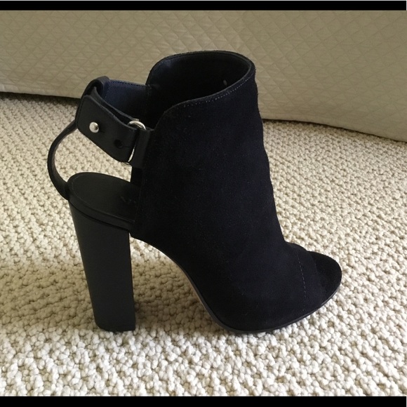 VINCE “ADDISON “ suede ankle booties size 7 US . - Picture 4 of 10